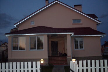 Дом из кирпича с декоративной штукатуркой фасада