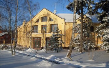 Дом из кирпича с декоративной штукатуркой фасада 780 кв.м